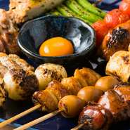 要予約の『治兵衛串セット』は人気の串メニューを楽しめる贅沢なセット。プラス1500円で飲み放題の追加も可能です。忘年会に新年会・歓送迎会といった季節の宴会にぴったりなコースメニューも用意されています。