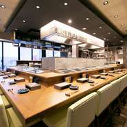 デートなど日常使いにも気軽に利用できる、和モダンテイストの空間。絶品つくねに鳥刺し、一品料理などメニューのバリエーションもさまざま。会話も一層花咲くことでしょう。