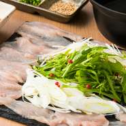 『とりしゃぶ』をはじめ、素材を活かした絶品鍋もあり。同僚たちとの仕事終わりの一杯はもちろん、大切なビジネスパートナーとの食事会にも重宝できます。