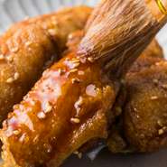 「名古屋コーチン」を使用したつくねや手羽先といった、名古屋ならではのグルメも楽しめます。遠方からのゲストとの食事にも最適。名古屋名物で乾杯してみませんか。