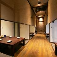 ゆったりくつろげる座敷も完備。貸し切り対応もでき最大50名での宴会も可能です。季節の節目の宴会から同窓会まで、活躍の舞台を選ばないお店づくりが魅力です。