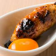 お店手づくりのつくねにトロッとした黄身をつけていただく『月見つくね』は絶品。「名古屋コーチン」を使用したつくねもあり。やみつきになる味わいです。