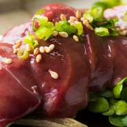 徹底した鮮度管理のもと届けられる『レバー刺身』。とろけるような濃厚な口当たりに、ふんわりと広がるコクのある味わい。ファンからの人気も根強い逸品です。