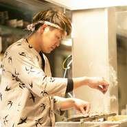 接客時のキーワードは“親近感”。なるべくゲスト目線に寄り添ったもてなしと、肩肘張らずに食事を楽しめる気さくな雰囲気づくりを大切にしています。