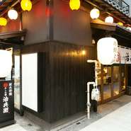 友人とのいつもの女子会から、仕事仲間との食事会など、利用シーンを選ばない【かしわ屋治兵衛】。カウンター席でのお1人さまも歓迎。オールジャンルで活躍してくれます。