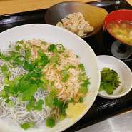 愛知県碧南市にある大浜漁港で獲れた100％天日干しのしらす・アミエビを使用しております。
ふっくらとした身と雑味の無い旨味と甘みが特徴です。