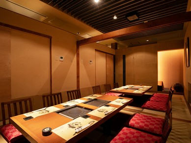 各種宴会に最適。大部屋にもできる個室席は、48名の収容が可能