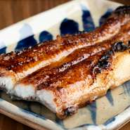店で提供される鰻は、鹿児島県志布志の養鰻場から仕入れられています。良い環境で大切に育てられた鰻のうち、特に大きくて元気なものを厳選入荷。しっかりとした濃い味わいと、筋肉質の程よい食感が特徴です。