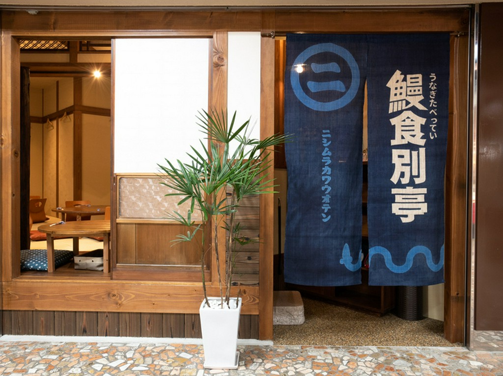 大きな青い暖簾が印象的な、店の入り口