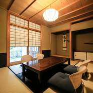 2002年の創業時、日本料理店として新たに建築した一軒家なので、純和風の空間と現代の快適性が融合。個室は2部屋あり、各々最大4名様・8名様に対応。テーブル席のホールは最大14名様の宴席も可能です。