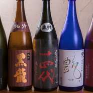 常時10種類以上の日本酒は、店主自ら料理に合わせて選び抜いています。入手が難しい希少なものや期間限定の銘柄などもラインナップ。その時々で変わる日本酒が、テーブルに華を添えてくれます。