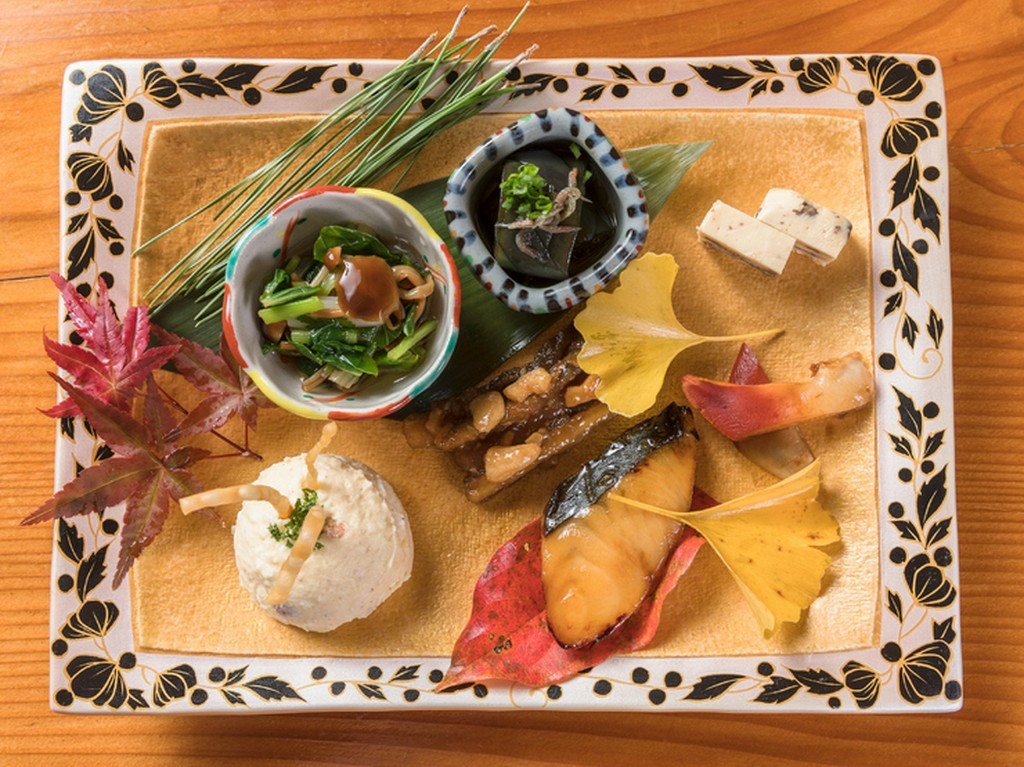 一皿でさまざまな味わいを堪能できる『酒つまみの盛り合わせ』