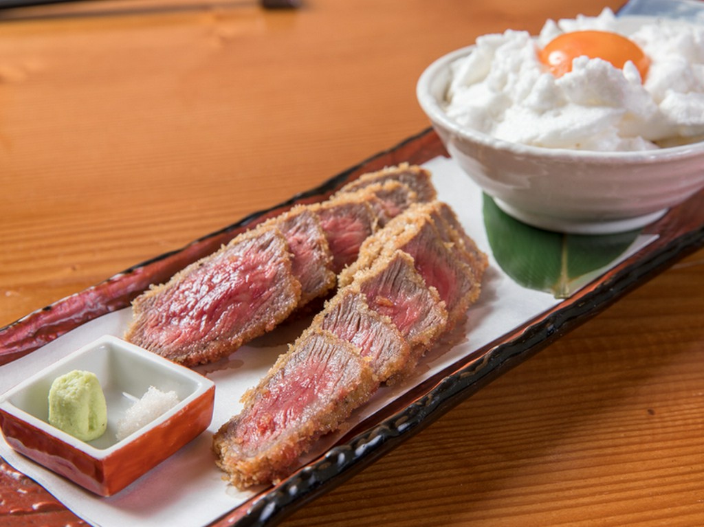 独創的な味わい方で牛と卵のハーモニーを楽しむ『もとぶ牛カツ　メレンゲタレ』