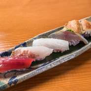鮮魚は築地や福岡より直送で仕入れています。ネタを支えるのは、赤身にも白身にも相性が良い「きたのむらさき」を使用したオリジナルのシャリ。魚介には隠し包丁が施されており、味わいが一層高められています。