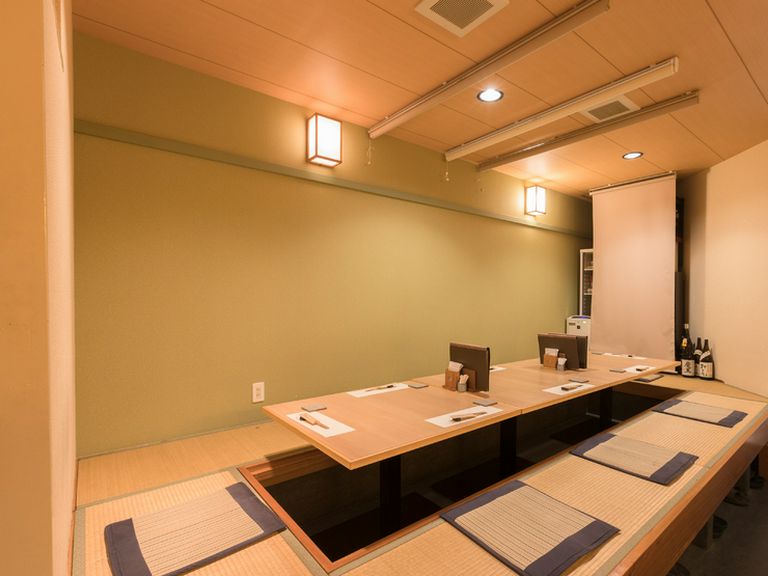 落ち着いた雰囲気の中で、じっくり会話に集中できる料理店