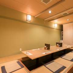 落ち着いた雰囲気の中で、じっくり会話に集中できる料理店
