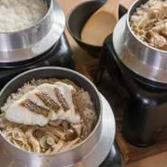 白米、魚介を使ったもの、肉を使ったものなど、3種類の釜めしを用意。季節の旬食材も取り入れています。炊き立てのご飯は“ホクホク”でクセになる美味しさです。※ひとつで2人前です