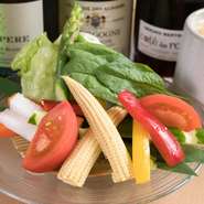 新鮮な野菜をアンチョビではなくマグロとカツオの「酒盗」をベースにした“オリジナルソース”につけていただく一品。マグロはさっぱりした後味、カツオは濃厚な味わいで、ついつい酒が止まらなくなります。