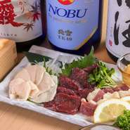 熊本から直送している「馬肉」。噛み締めるたびに肉の旨味が口の中に広がり、思わず笑みがこぼれそうです。自家製の甘い醤油につけて召し上がれ。※写真は左から「たてがみ」「赤身」「ふたえご」
