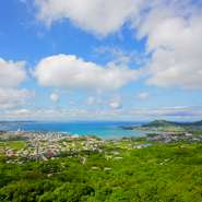 お店の大きな窓からは、南城市の街並みと中城湾を一望することができます。昼はコバルトブルーの絶景を、夜は美しいサンセットを眺めながらの食事は大切な人との一席をより一層特別なものとしてくれることでしょう。