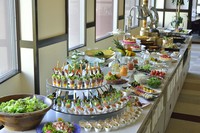 旬の味や、沖縄のメニューを取り揃えたフードは約50種類、デザート約20種類、オリジナリティ溢れるドリンクは10種類など種類豊富に取り揃えております。