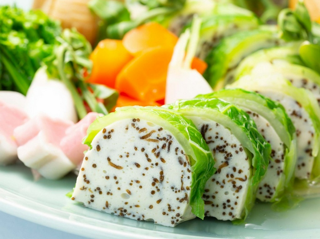 旬の味覚を感じる『筍水雲真丈の白菜包み　旬野菜添え』