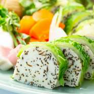 白身魚のすり身に、島豆腐と奥武島産もずくを混ぜて蒸し、白菜で巻き上げ、鰹風味の効いた醤油味のヘルシーソースをかけてさっぱりといただきます。季節により異なる食材が、旬の味覚を感じさせてくれる逸品です。