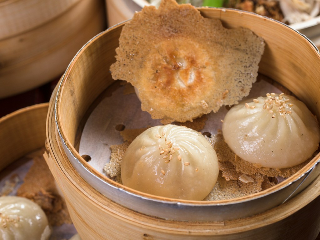 ジューシーなスープ、パリっとした羽つきの『焼き小籠包』