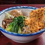 「五香粉」や「花山椒」など、台湾から取り寄せた調味料を使い、本場の味を再現。リーズナブルな値段設定で、テイクアウトや宅配弁当などもしており、気軽に楽しめるのも嬉しいポイントです。