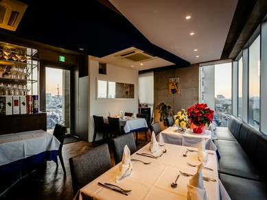 青い海を思わせるブルーをアクセントにしたスタイリッシュな空間