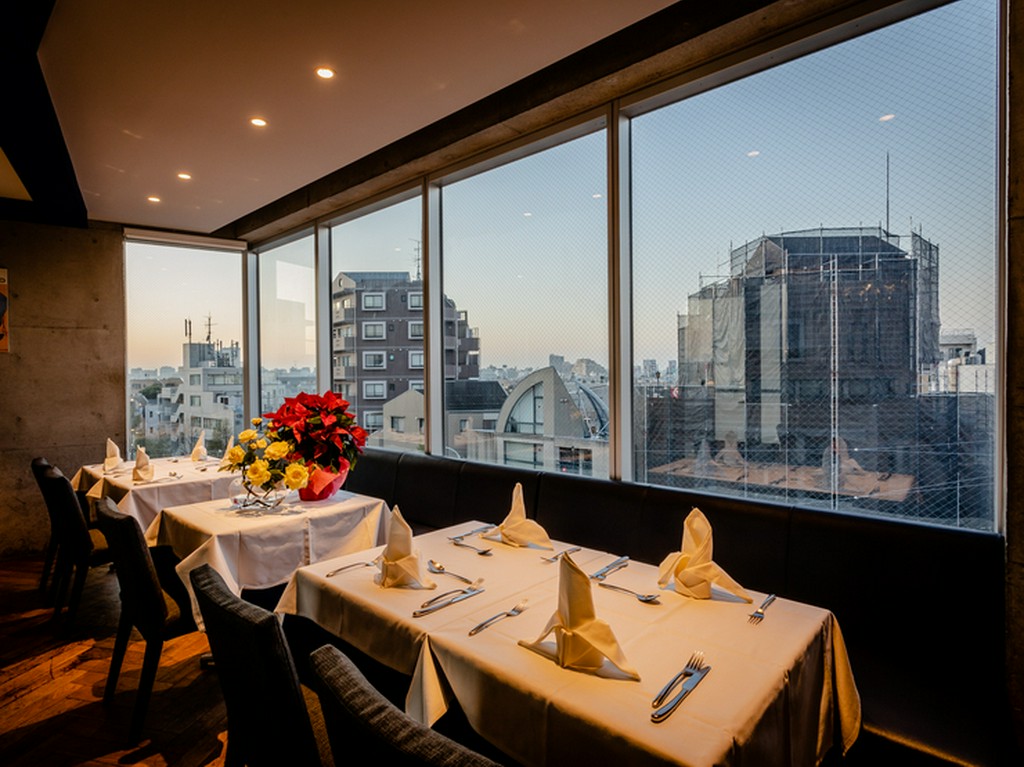 時刻とともに変わる眺望もご馳走。都心を一望できるレストラン