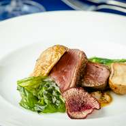 ハンガリー産の鴨をじっくりと焼き上げた一品です。素材が良いので調味は塩、胡椒のみでシンプルに。鴨肉そのものの味を楽しめます。