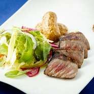 佐賀県・中山牧場直送の佐賀牛は、オーナーがいろいろ試した中で選んだブランド牛。柔らかさと適度な歯ごたえのある、ちょうど良い食感の赤身肉です。ウチモモを中心に、シンシンやランプが使われることもあります。