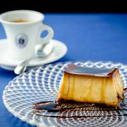 昔ながらの固めなプリンは、脂肪分の高い生クリームがたっぷり使われた濃厚な味。ほろ苦いキャラメルソースと絶妙にマッチしています。オーナーが【CHIANTI】で提供していたものを再構築した自信作です。