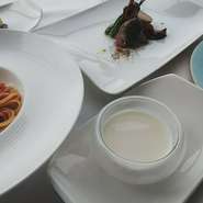 本日のミニスープ

自家製焼きたてフォカッチャ
 
4種盛合せ

本日のパスタ2皿

メインディッシュ(お魚料理 or お肉料理)

ドルチェ　コーヒーもしくは紅茶と共に