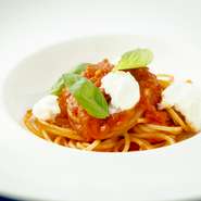 シンプルなトマトソースのスパゲティです。濃厚な味が特徴のイタリア産トマト缶が使われています。バジルとモッツァレラチーズをトッピングすることで、さらに味わい深く。幅広いお客様に愛される定番です。