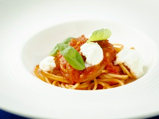 トマトとチーズのハーモニーを楽しむ『カプレーゼスパゲティ』