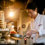 店の料理をすべて担う大林氏。【CHIANTI　代々木上原店】の常連だったお客様からの要望で独立に至った経緯があります。その気持ちに応えるため、一皿一皿に心を込めて丁寧につくることを心掛けているそうです。