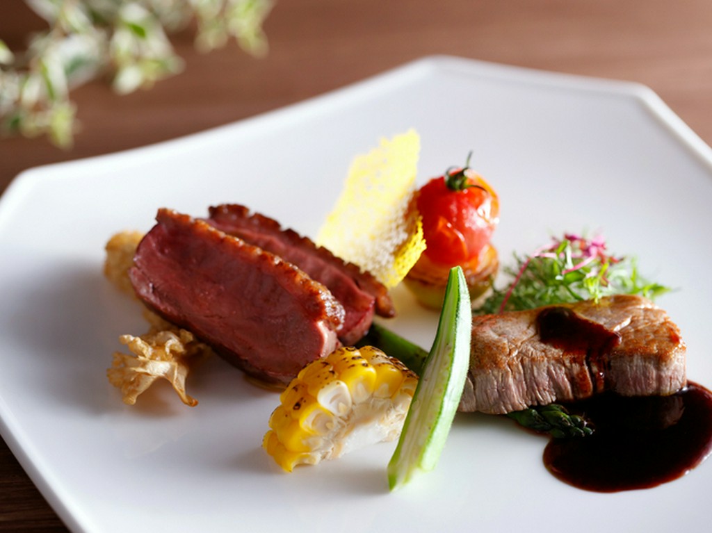肉そのものがもつ“おいしさ”を食せる『国産牛フィレ肉とホロホロ鶏のグリエ　ハーブバターソース』