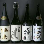 全国各地の日本酒が500種類以上揃い、希少なものもあるので思わず目移りしてしまいそう。精通したスタッフもいるので、日本酒通のゲストはもちろん、普段あまり飲まないゲストも、好みの日本酒を探してもらえます。
