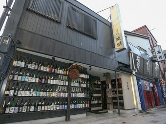 お酒に合うおいしい料理もずらり。日本酒好きにはたまらない店