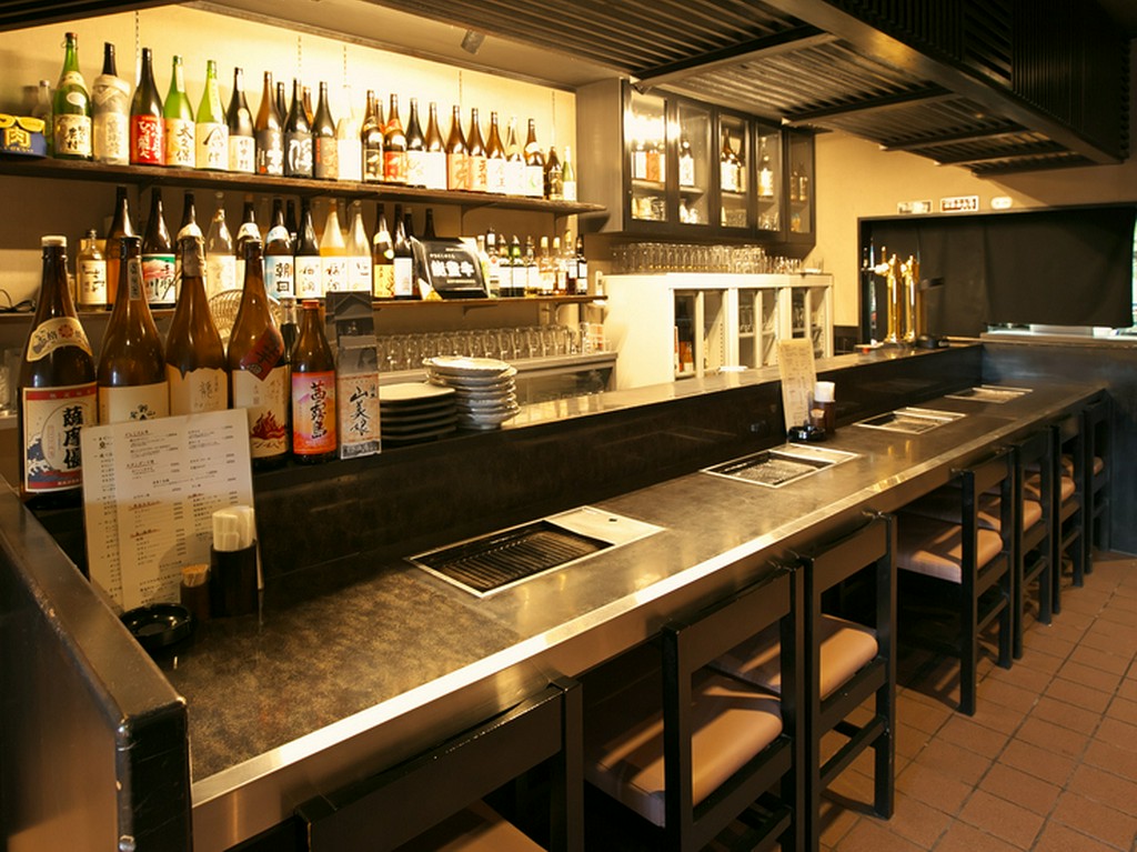 カウンター席でゆったりと。一日の締めくくりに訪れたい焼肉店