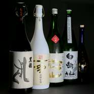 地元の酒蔵から仕入れる地酒は、質の高さと豊富な種類が自慢。利き酒師がイチオシの銘柄を勧めてくれます。料理の一品いっぴんに、ぴったりの日本酒を合わせたペアリングコースの用意もあり。多彩に楽しめます。