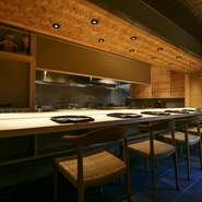 京都のデザイナーに依頼し、制作したという店内は数寄屋造りの和の空間。1階ではすべての席から庭園を眺めることができ、季節の移ろいを楽しみながら食事を満喫することができそうです。