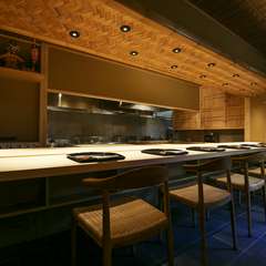 数寄屋造りの瀟洒な空間。季節の移ろいを眺めながら食事を堪能