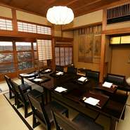 記念日や接待、お祝い事など特別な日の食事に利用したい【御料理　一燈】。すべてのテーブルは個室席となっており、周囲を気にせず食事をすることが可能です。