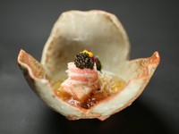 北陸越味を生かし、季節の食材を使った「ここでしか食せない」御料理をご提供致します。税・サービス料込み。