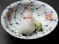 北陸越味を生かし、季節の食材を使った「ここでしか食せない」御料理をご提供致します。税・サービス料込み。