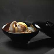 お出汁にこだわり、福井の湧水やこだわりの昆布を使った『お椀』は料理人のおすすめ。旬毎に変わる季節の食材を味わえるのも魅力です。その他近海で採れた鮮魚を楽しむ『お造り』にも注目ください。