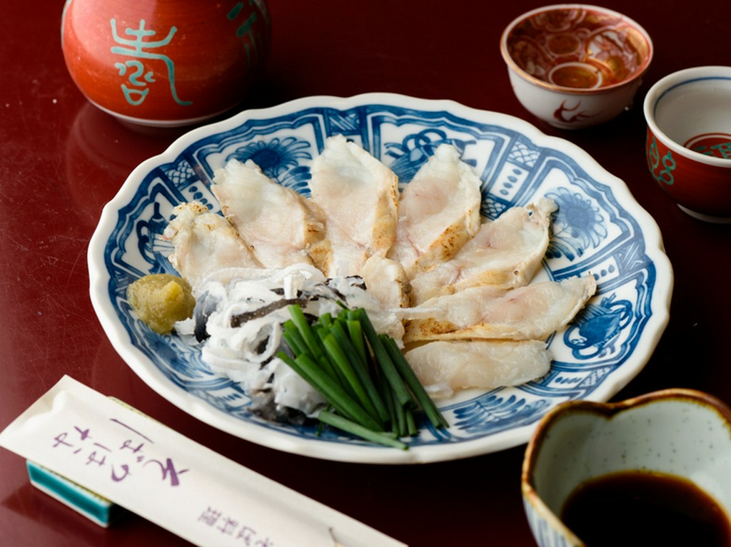 弾力のあるフグらしい食感と、旨みをたっぷり味わえる『能登フグ塩麹炙り』